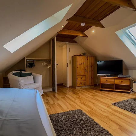 Haus Hoelle - *